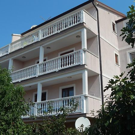 Apartments Vilanija Bagian luar foto